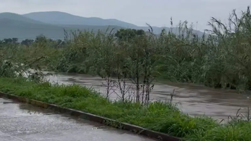 desbordamiento del Río Jalpilla en el acceso al Centro de Comonfort